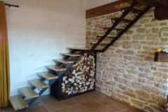 Escalier-avec-rack-a-bois-1