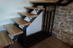 Escalier-avec-rack-a-bois-8