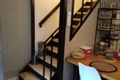 Escalier-contre-marches-acier-et-verriere-triangulaire-acier-verre-1