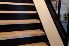 Escalier-contre-marches-acier-et-verriere-triangulaire-acier-verre-2