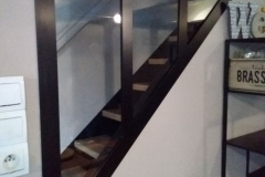 Escalier-contre-marches-acier-et-verriere-triangulaire-acier-verre-4