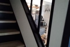 Escalier-contre-marches-acier-et-verriere-triangulaire-acier-verre-5