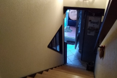 Escalier-contre-marches-acier-et-verriere-triangulaire-acier-verre-6