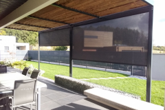 Pergola-metal-lames-bois-et-stores-lateraux-1