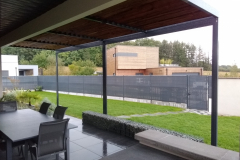 Pergola-metal-lames-bois-et-stores-lateraux-2