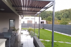 Pergola-metal-lames-bois-et-stores-lateraux-3