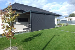 Pergola-metal-lames-bois-et-stores-lateraux-5