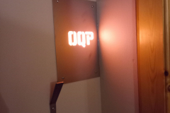 Tole-decorative-occupe-eclairee-rouge-R